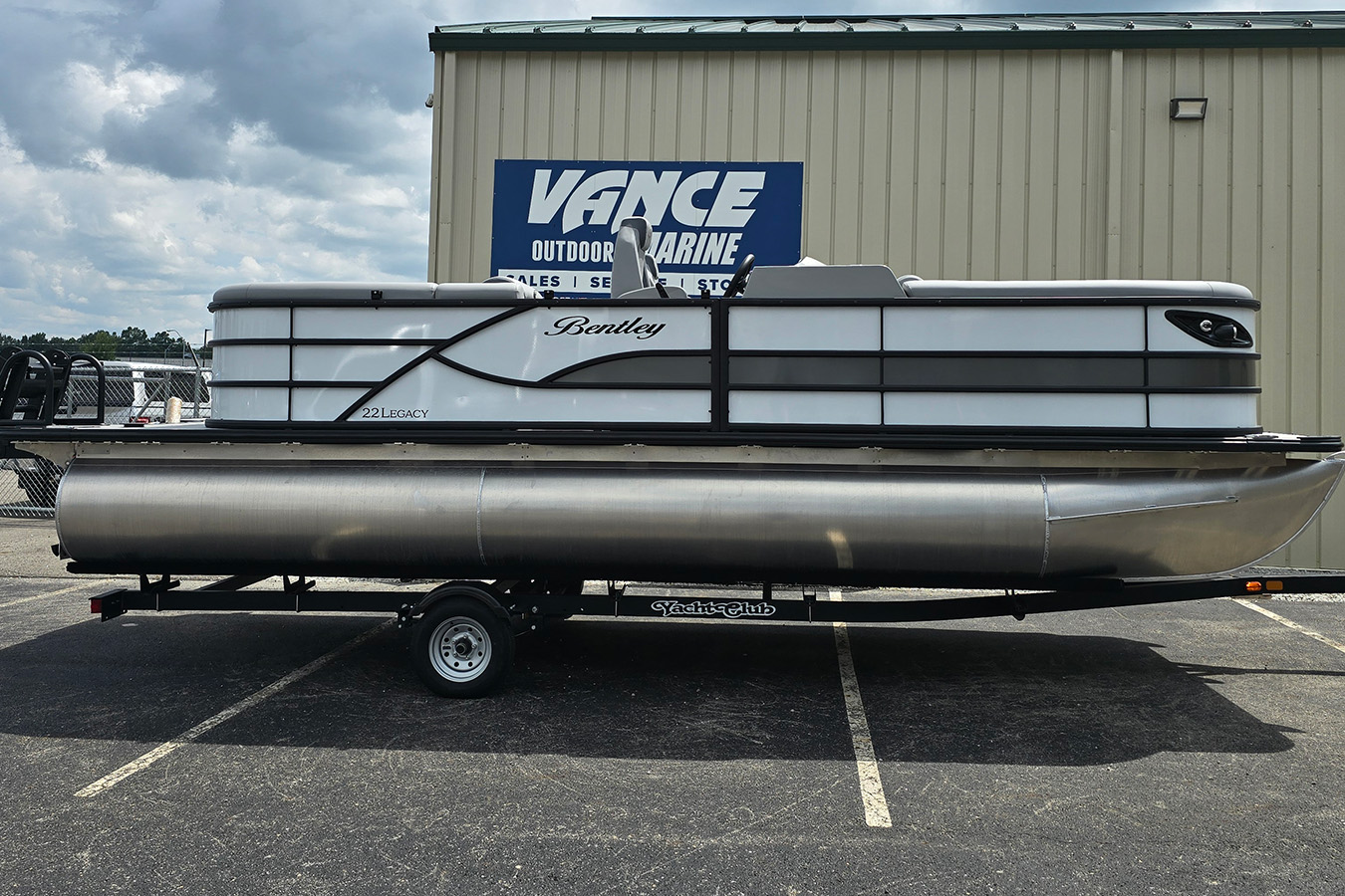 Bentley Legacy 223 Navigator with Mercury 22L Cold Fusion - White