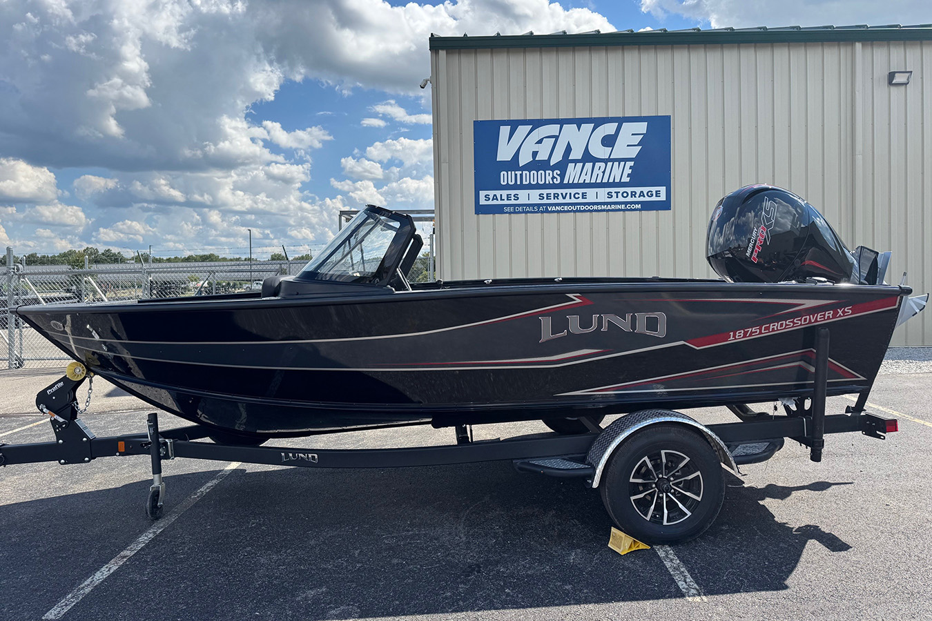 Lund 2026 1875 Crossover XS with Mercury 150XL Pro XS