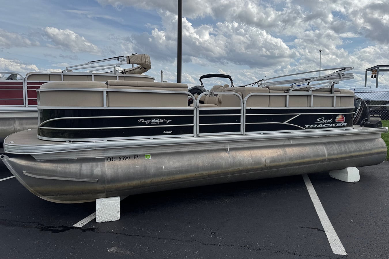 Tracker 2018 Sun Tracker Party Barge 22 DLX with 2018 Mercury 150L
